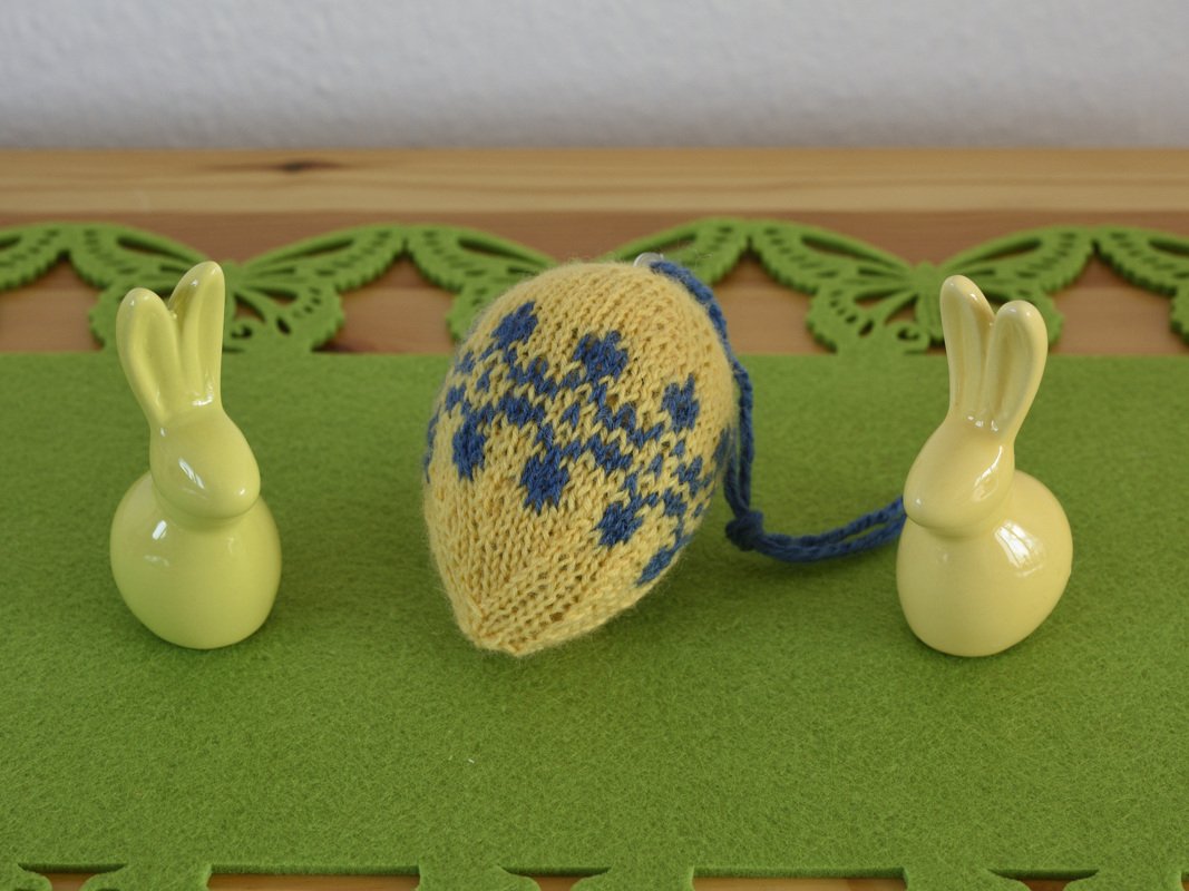 Anleitung: Gelbes Osterei mit blauer Bordüre in Groß