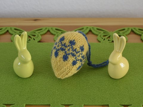 Anleitung: Gelbes Osterei mit blauer Bordüre in Groß