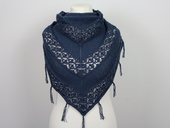 Strickanleitung Dreieckstuch stricken – leichtes Boho Tuch mit Lochmuster