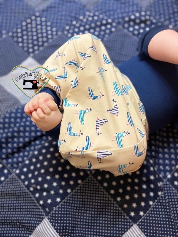 Babyhose mit Tiermuster auf blauer Steppdecke