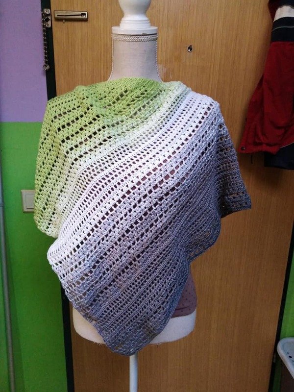 Gehäkeltes Dreieckstuch in Grün, Weiß und Grau auf einer Schneiderpuppe