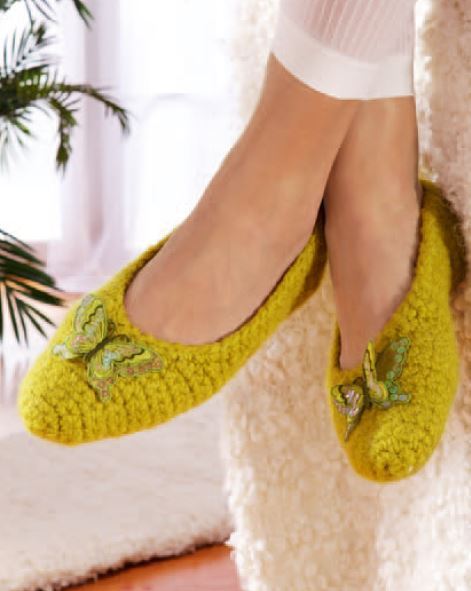 Gehäkelte Damen-Ballerina-Hausschuhe in Senfgrün mit Schmetterling-Applikation
