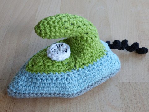 Häkelanleitung für ein Spielzeug-Bügeleisen