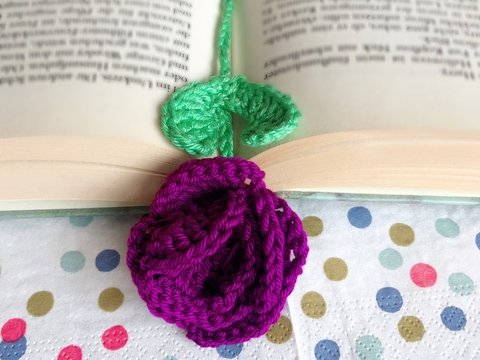 Lesezeichen in Form einer Rose Häkelanleitung