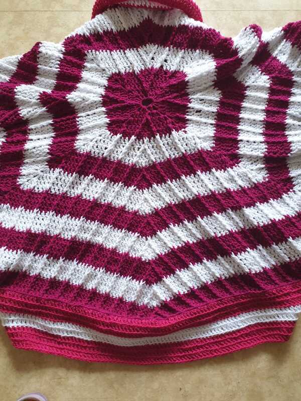 Handgehäkelter Seelenwärmer in Fuchsia und Weiß mit konzentrischem Streifenmuster