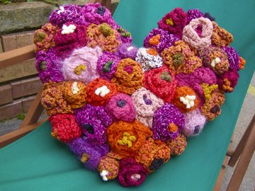 Herz-Kissen „Rosentraum“, bunter Restefresser für Anfänger mit Geduld, Muttertag, Valentine, Hochzeit, Herz, Wollfasten