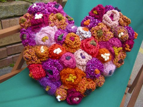 Herz-Kissen „Rosentraum“, bunter Restefresser für Anfänger mit Geduld, Muttertag, Valentine, Hochzeit, Herz, Wollfasten