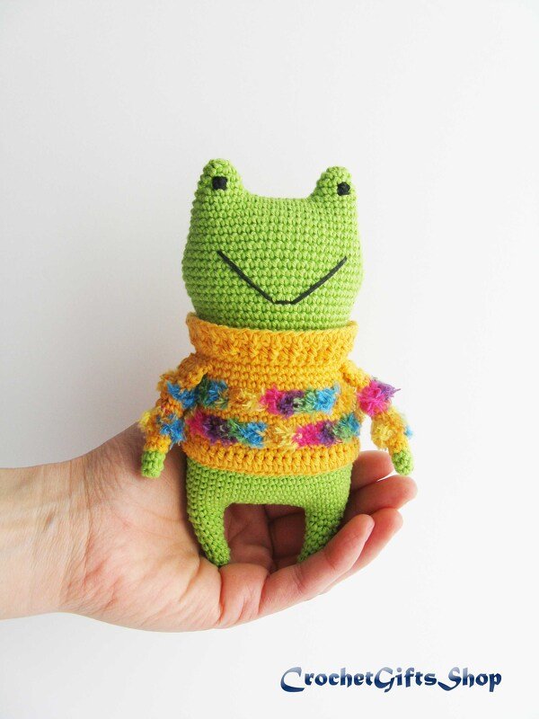 Amigurumi Frog in sweater - Image 3