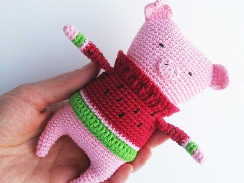 Amigurumi Piggy in sweater