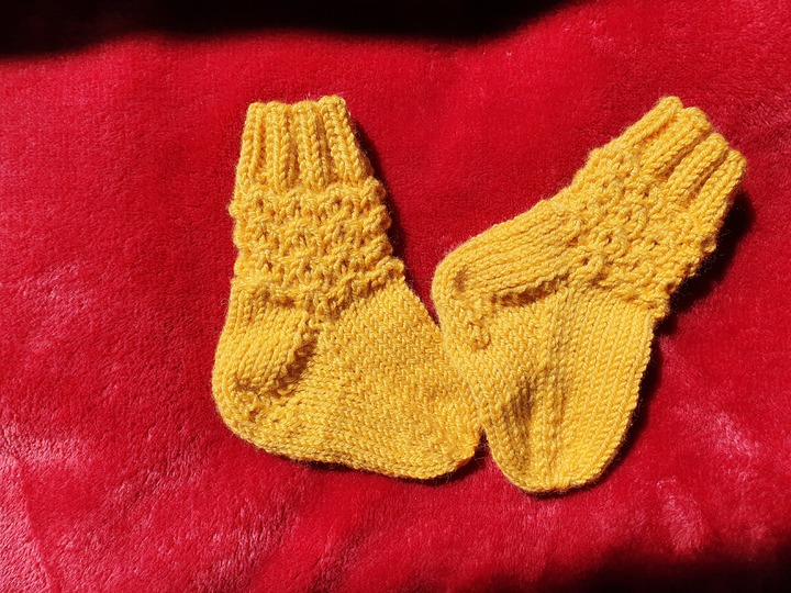 Strickanleitung für Babysöckchen mit Pfauenmuster Größe 62/68
