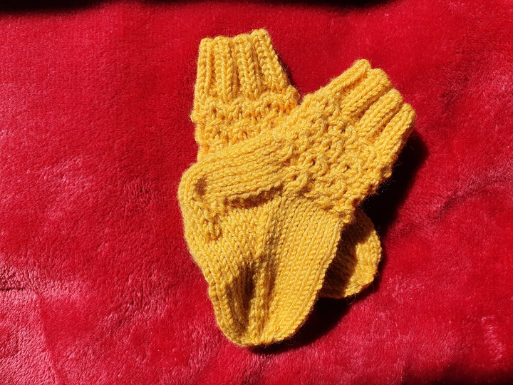Strickanleitung für Babysöckchen mit Pfauenmuster Größe 62/68