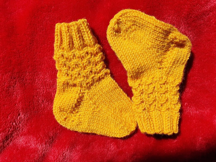 Strickanleitung für Babysöckchen mit Pfauenmuster Größe 62/68