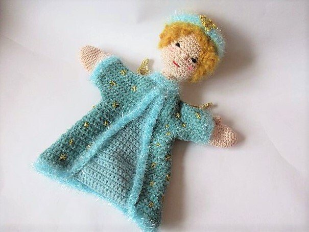 Gehäkelte Amigurumi-Engel-Handpuppe in Türkis mit blonden Locken und goldenen Sternen