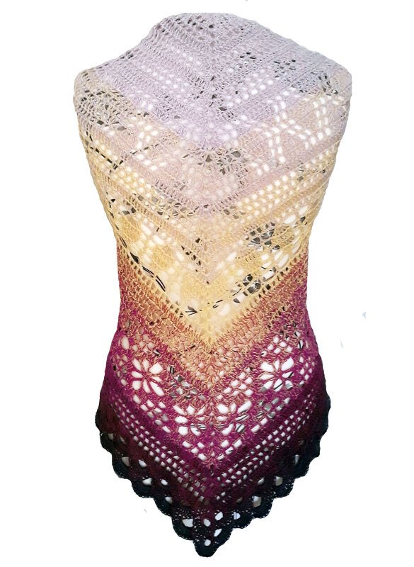 Gehäkeltes Dreieckstuch mit Farbverlauf und Spitzenmuster auf Mannequin