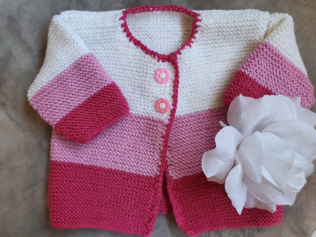 Baby-Strickjacke kraus rechts mit Streifen in Weiß, Rosa und Pink.