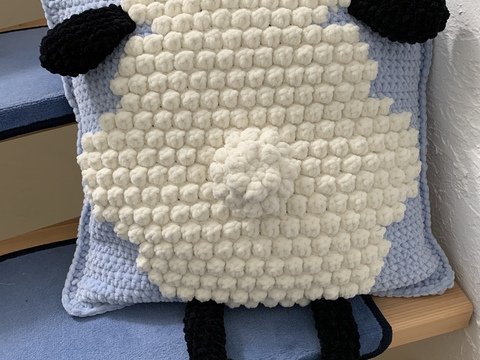 Häkelanleitung "Knuffiges Schäfchenkissen" von Otti.Berlin