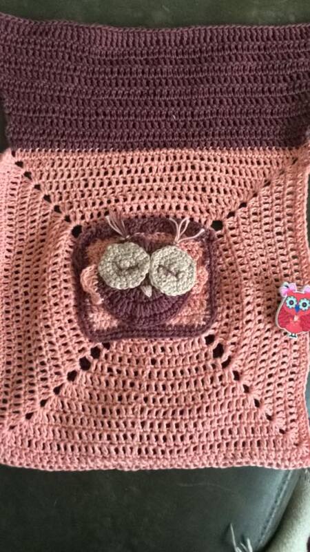 Quadratische handgehäkelte Kinderdecke in Rosa und Braun mit 3D-Eulenapplikation und kleinem Eulenanhänger