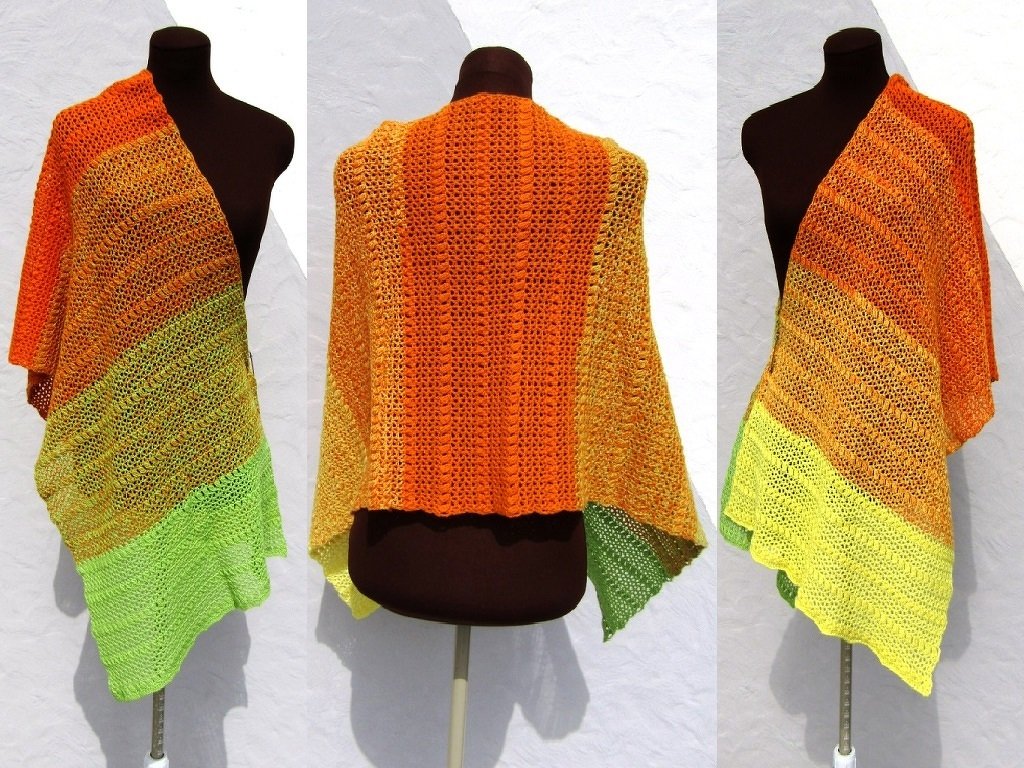 Gehäkeltes Rechtecktuch auf Mannequin mit Farbverlauf Orange, Gelb und Grün, Vorder- und Rückansicht