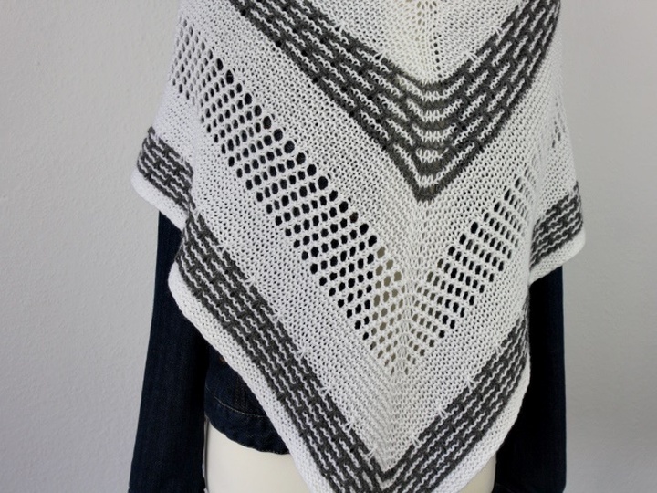 Strickanleitung Tuch einfach – Dreieckstuch mit Lochmuster und Hebemaschen