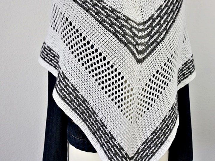 Strickanleitung Tuch einfach – Dreieckstuch mit Lochmuster und Hebemaschen