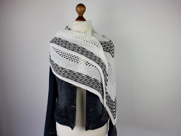 Strickanleitung Tuch einfach – Dreieckstuch mit Lochmuster und Hebemaschen