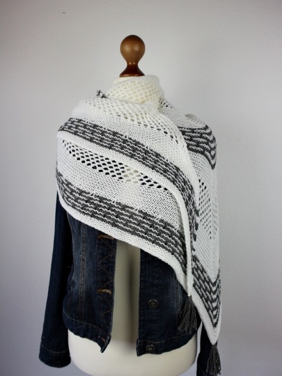 Strickanleitung Tuch einfach – Dreieckstuch mit Lochmuster und Hebemaschen