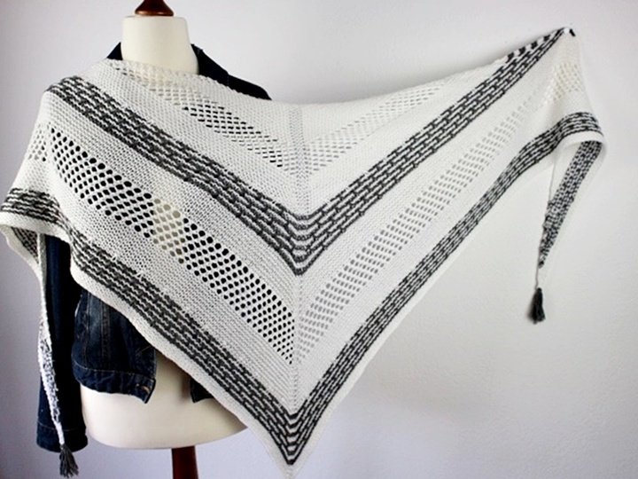 Strickanleitung Tuch einfach – Dreieckstuch mit Lochmuster und Hebemaschen