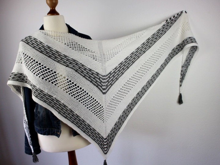 Strickanleitung Tuch einfach – Dreieckstuch mit Lochmuster und Hebemaschen