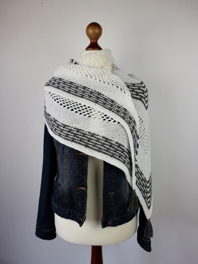 Strickanleitung Tuch einfach – Dreieckstuch mit Lochmuster und Hebemaschen