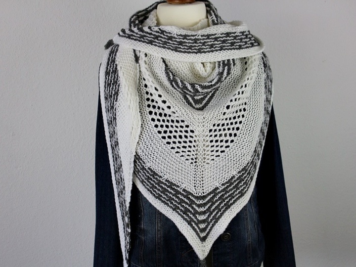 Strickanleitung Tuch einfach – Dreieckstuch mit Lochmuster und Hebemaschen