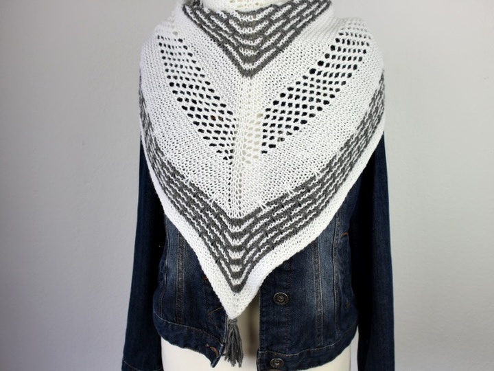 Strickanleitung Tuch einfach – Dreieckstuch mit Lochmuster und Hebemaschen
