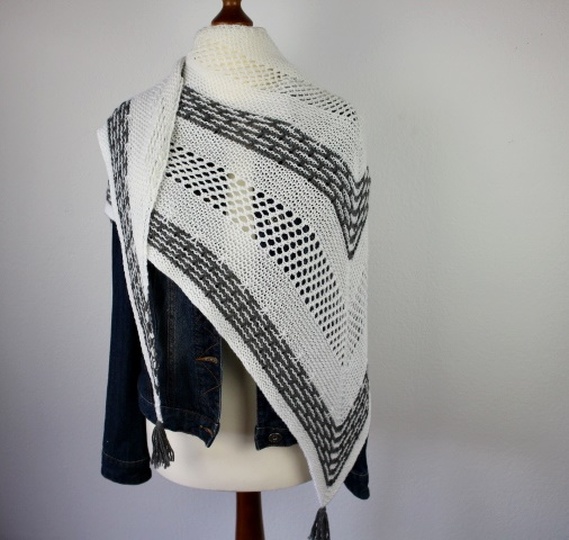 Strickanleitung Tuch einfach – Dreieckstuch mit Lochmuster und Hebemaschen