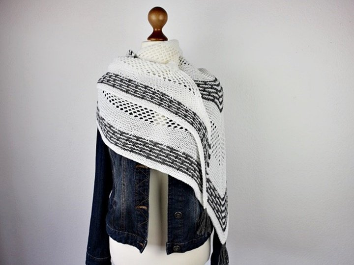 Strickanleitung Tuch einfach – Dreieckstuch mit Lochmuster und Hebemaschen