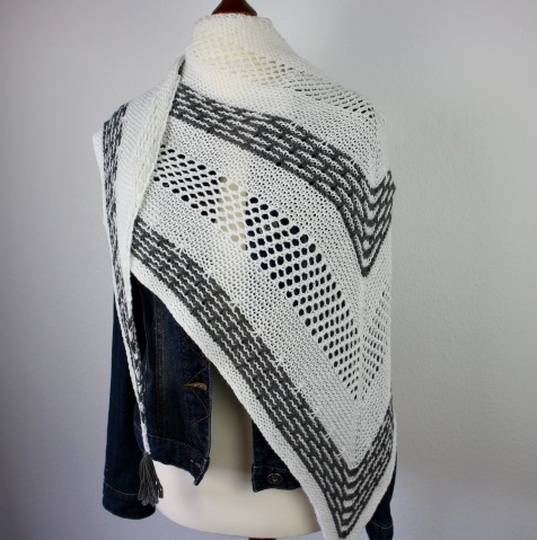 Strickanleitung Tuch einfach – Dreieckstuch mit Lochmuster und Hebemaschen