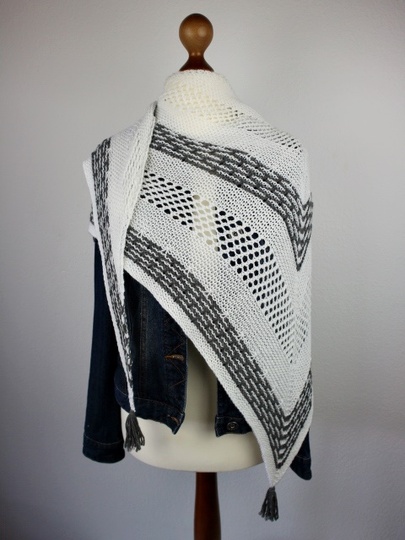 Strickanleitung Tuch einfach – Dreieckstuch mit Lochmuster und Hebemaschen