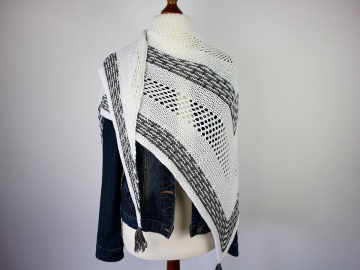 Strickanleitung Tuch einfach – Dreieckstuch mit Lochmuster und Hebemaschen