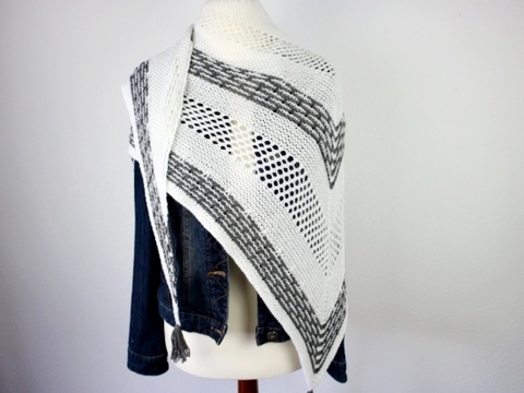 Strickanleitung Tuch einfach – Dreieckstuch mit Lochmuster und Hebemaschen