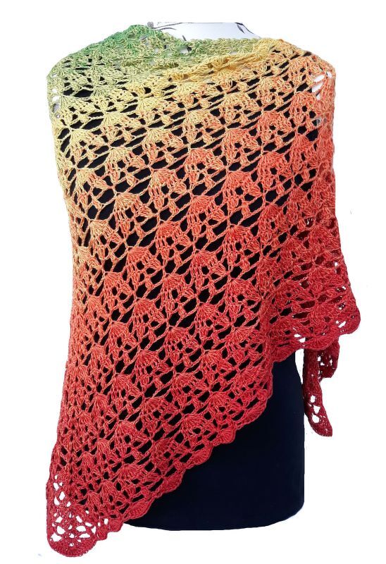 Gehäkeltes Dreieckstuch mit Farbverlauf von Grün nach Rot, offenem Muschelmuster, auf schwarzer Schneiderpuppe drapiert