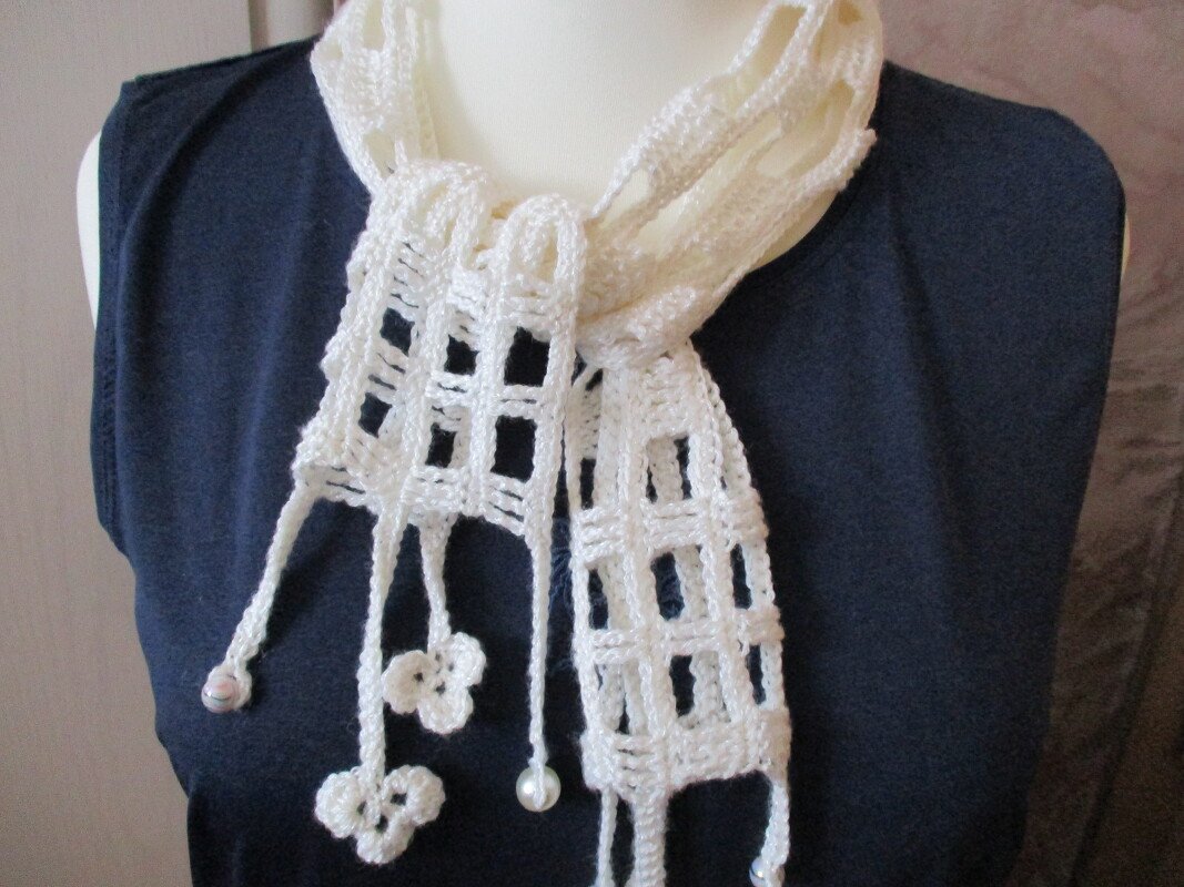 Cremefarbener gehäkelter Schal mit offenem Gitter, Blütenquasten und Perlen