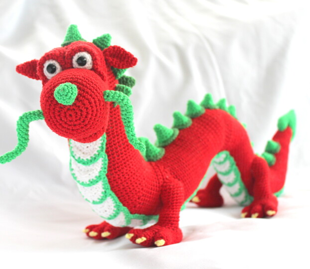 Chinesischer Drache häkeln – Henry, 50 cm mit Spieluhr-Option (DE & EN)
