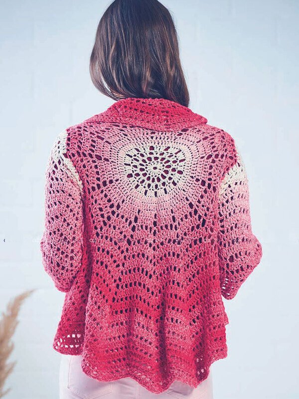 Rückenansicht einer gehäkelten Damenjacke mit Ombre-Farbverlauf und rundem Rückenmuster