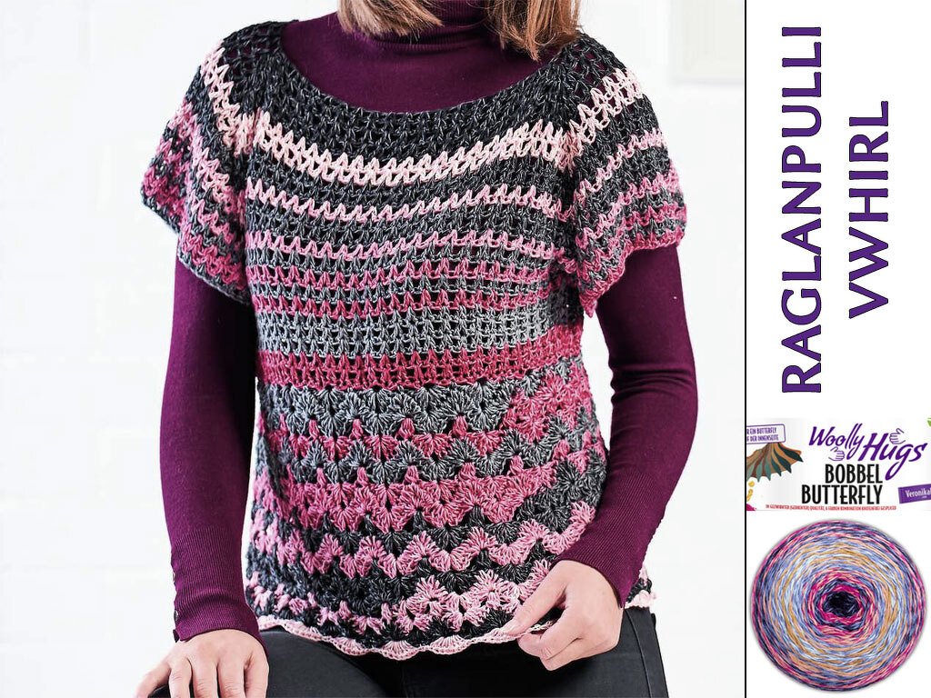 Gehäkelter Raglan-Pullover mit kurzen Ärmeln und Streifen- sowie V-Wellenmuster in Rosa, Grau und Dunkelgrau, kombiniert mit einem dunklen Rollkragenpullover.