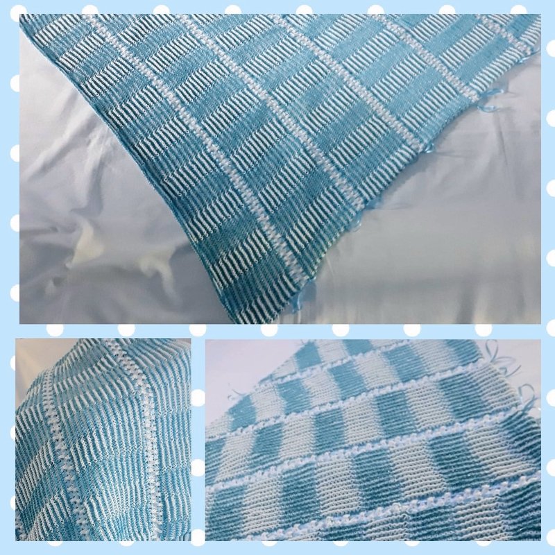 Nahaufnahme eines hellblau-weißen gestrickten Tuchs mit Karomuster und senkrechter Rippenstruktur.