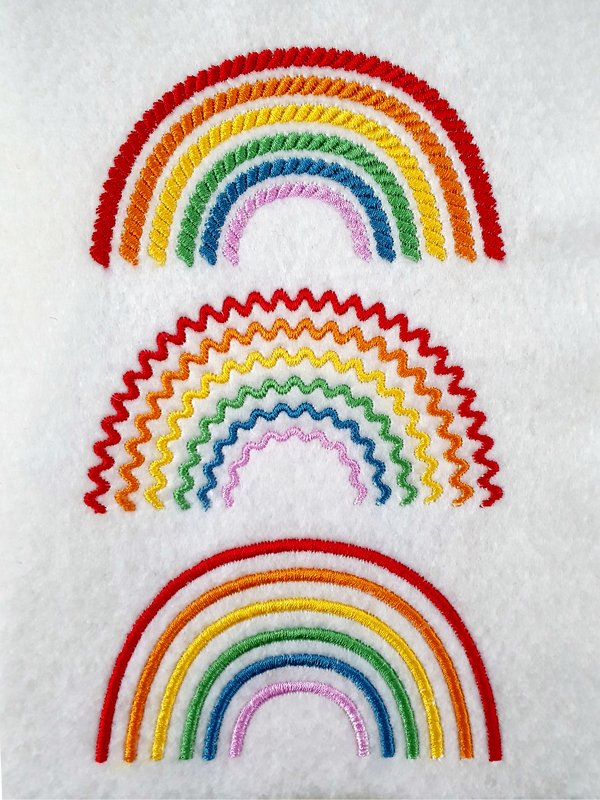 Drei gestickte Regenbögen: obere mit Kordelstich, mittlere gezackt, untere mit Satinstich auf weißem Stoff