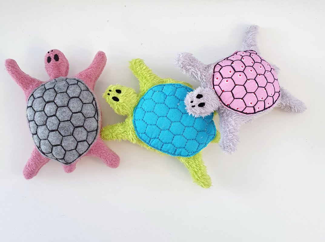 Drei Stoff-Schildkröten von oben, Panzer mit sechseckiger Stickerei sichtbar