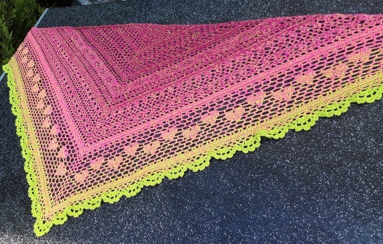 Gehäkeltes Dreieckstuch mit Pink‑zu‑Limettengrün‑Farbverlauf, Herzmuster und Wellenkante