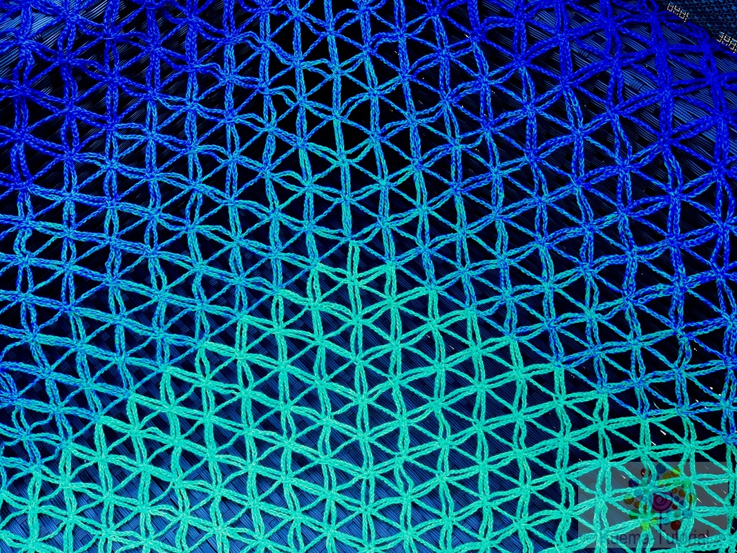 Gehäkeltes Netzmuster in Blau und Türkis