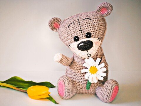 Teddybärchen mit Blume häkeln