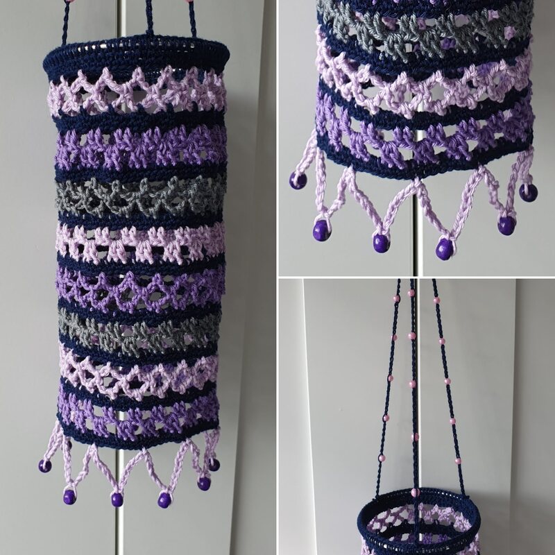 Boho-Lampion gehäkelt in Violett-, Grau- und Marineblautönen mit violetten Perlenfransen und gedrehten Aufhängungen mit kleinen rosafarbenen Perlen