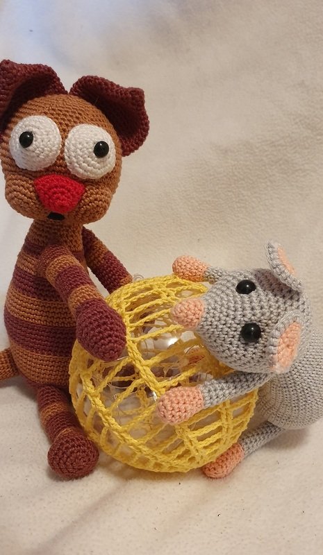 Gehäkelte braun-gestreifte Katze und graue Maus mit gelbem Ball
